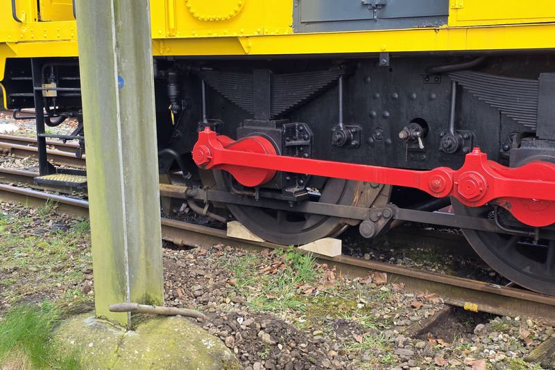Museumlocomotief 605 van het Spoorwegmuseum herspoord door Incidentenbestrijders van ProRail